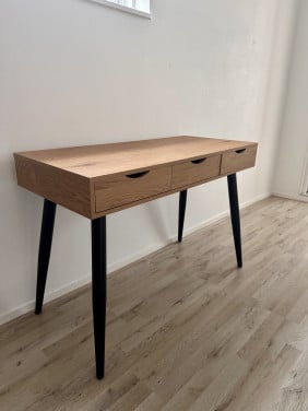 Leuk designbureau met industrieel onderstel, nette staat