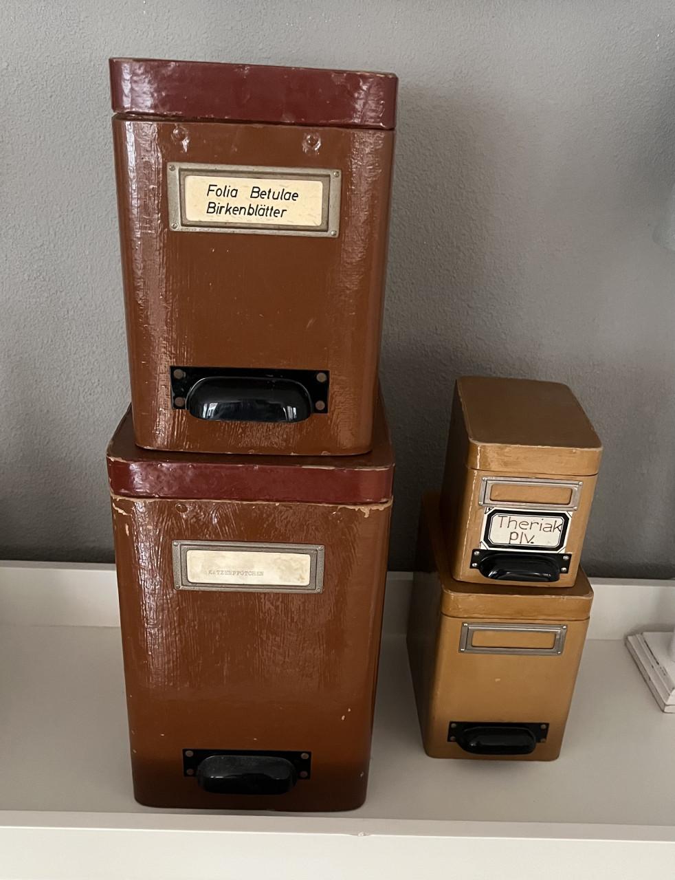 Antieke apothekers containers.