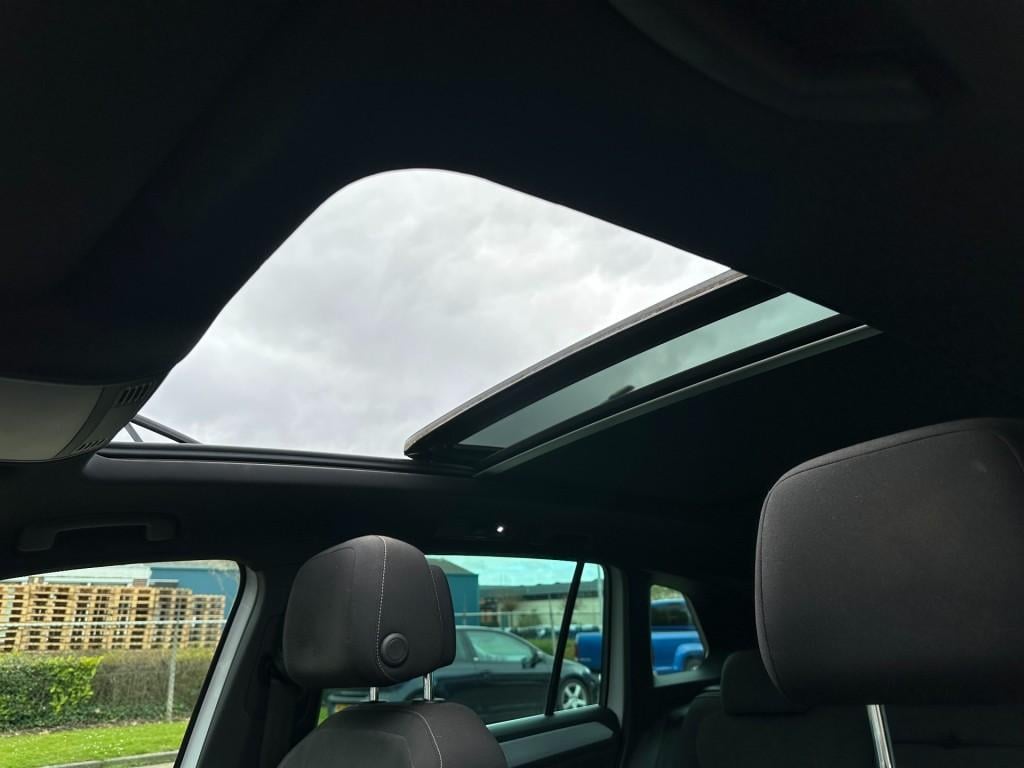 Volkswagen Tiguan 1.4 tsi act connected series r-line panoramadak trekhaak 