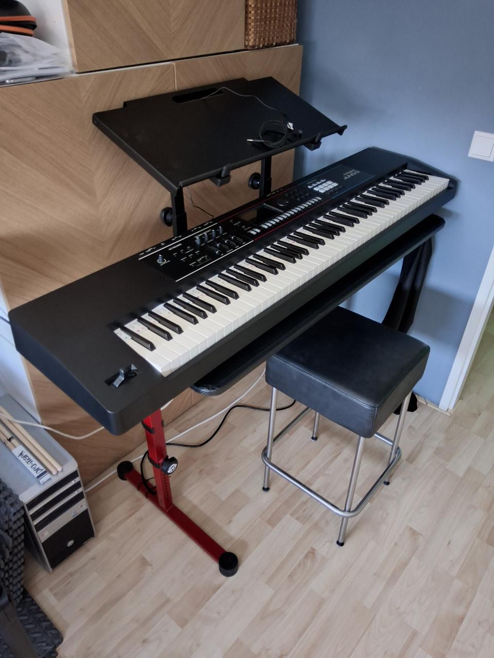 Roland Juno D8 Synthesizer volledig klavier 88 toetsen