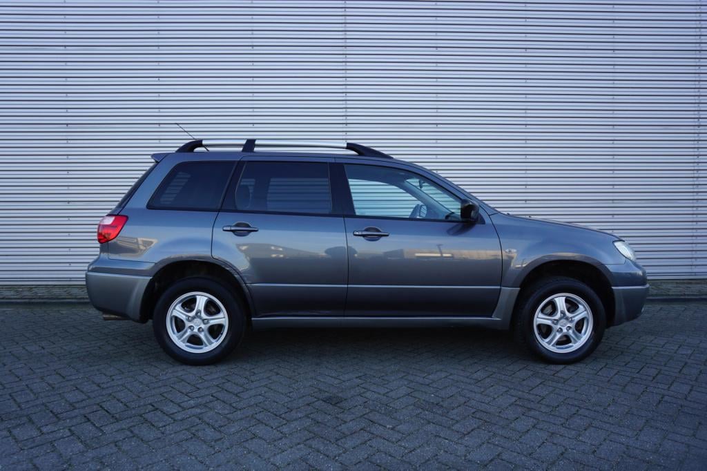 Mitsubishi Outlander 2.0 invite+ airco / cruise / elektr. ramen / trekhaak 