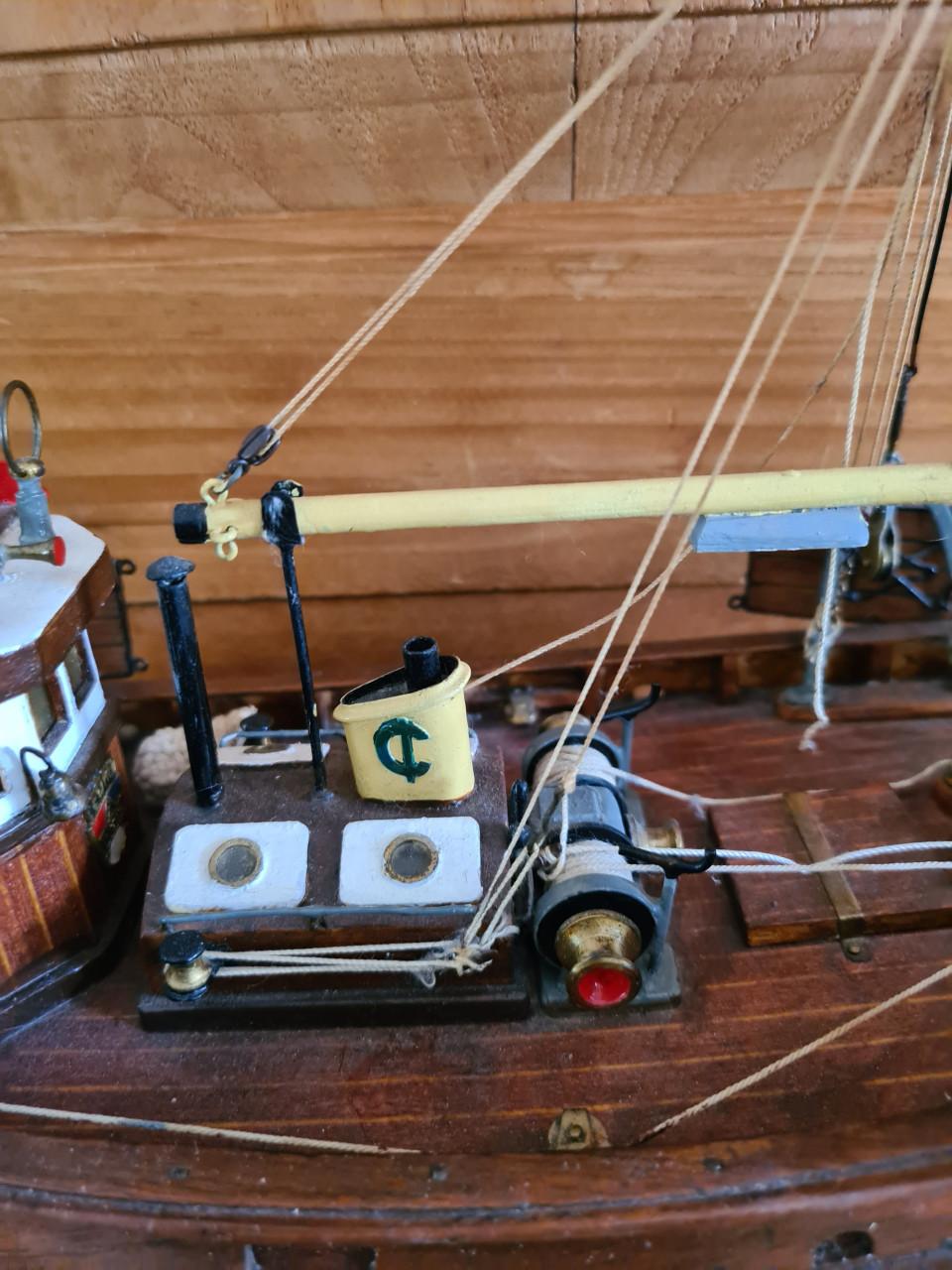 Prachtig gedetailleerd model van een vissersboot.