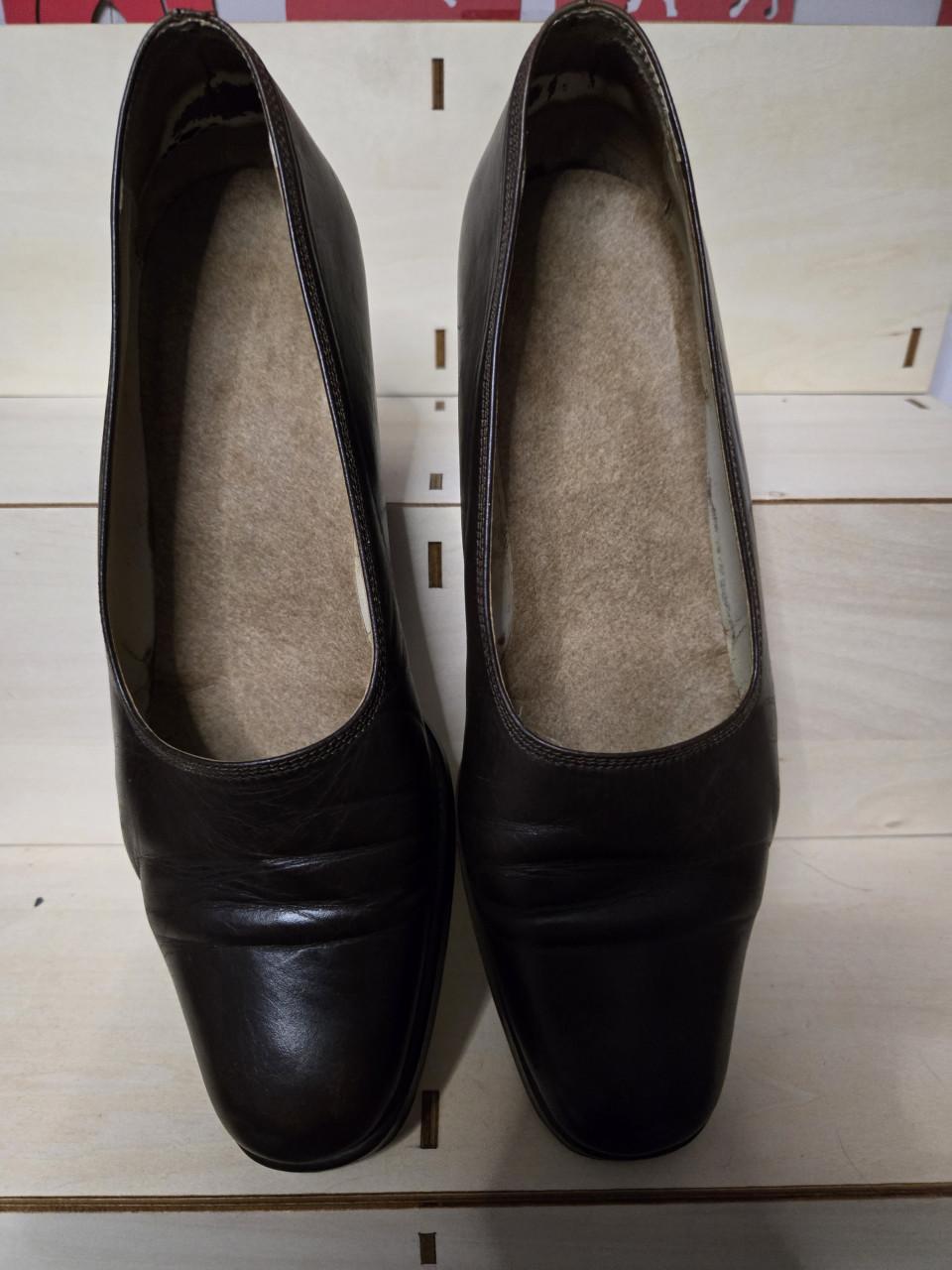 Klassieke donkerbruine leren pumps maat 39.5 zijn gemaakt in Italië