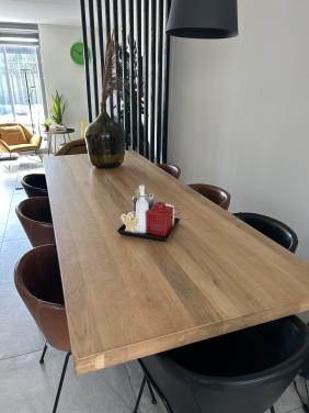 Mooie eetkamertafel en design leren stoelen