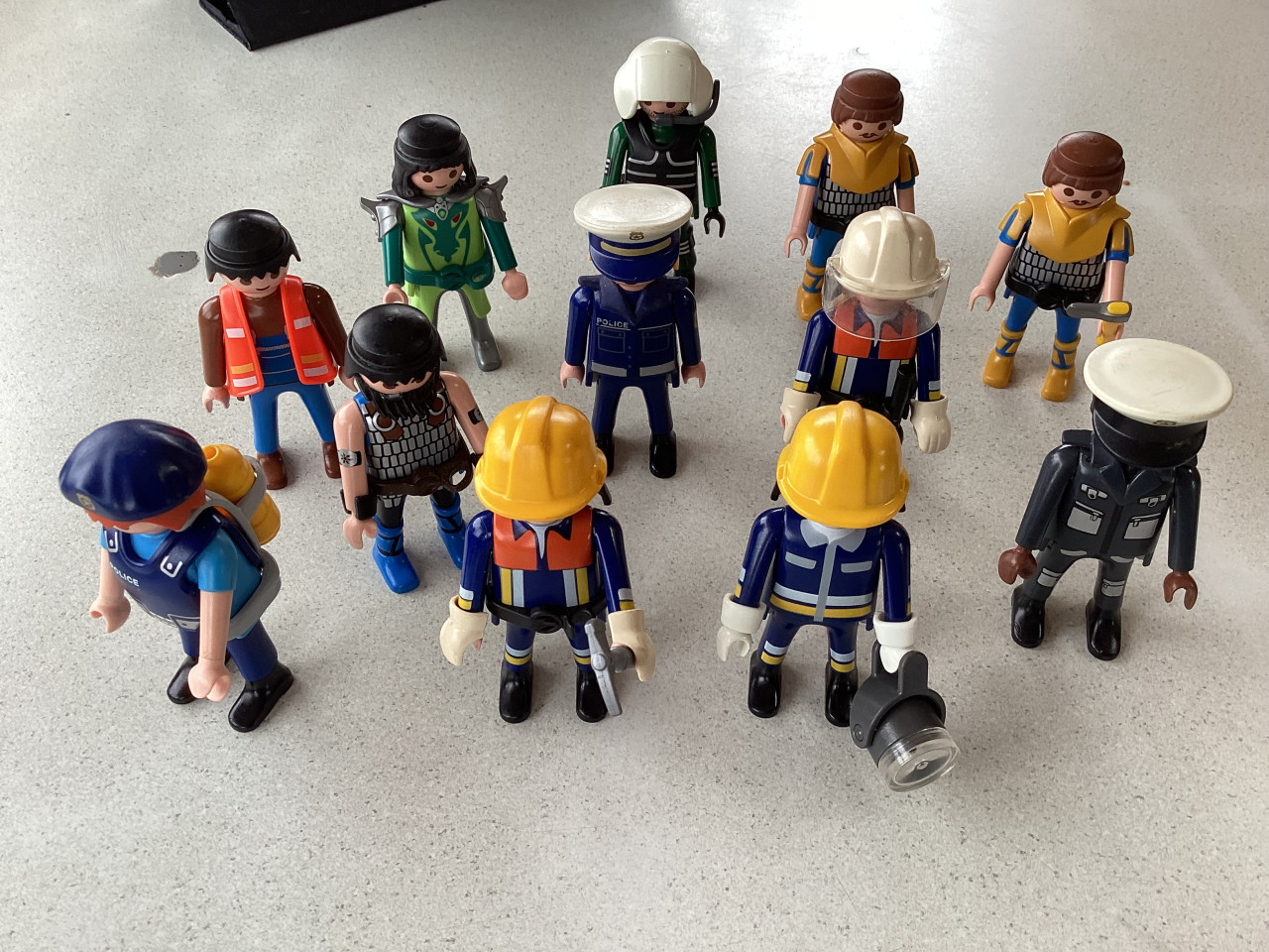 12 verschillende Playmobil poppetjes.