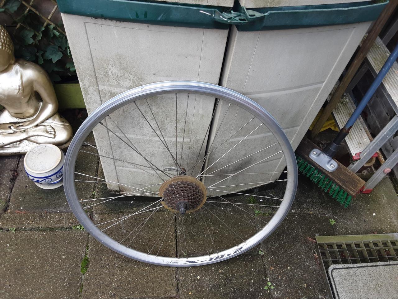 28. Inch achterwiel, 8 speed cassette, uitvalnaaf