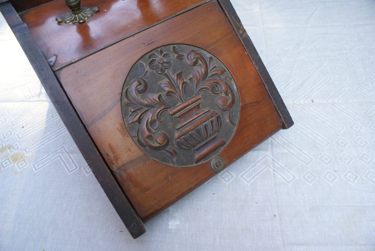 Houten kolenbak met schep