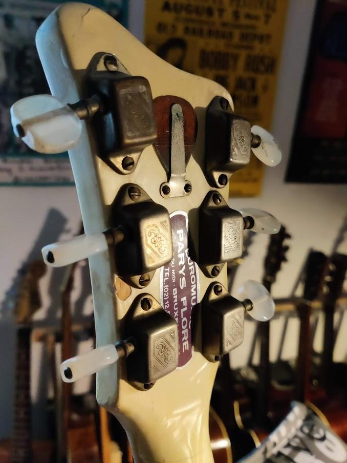 Real vintage Hagstrum De Luxe , eigenzinnig en hard to find.
