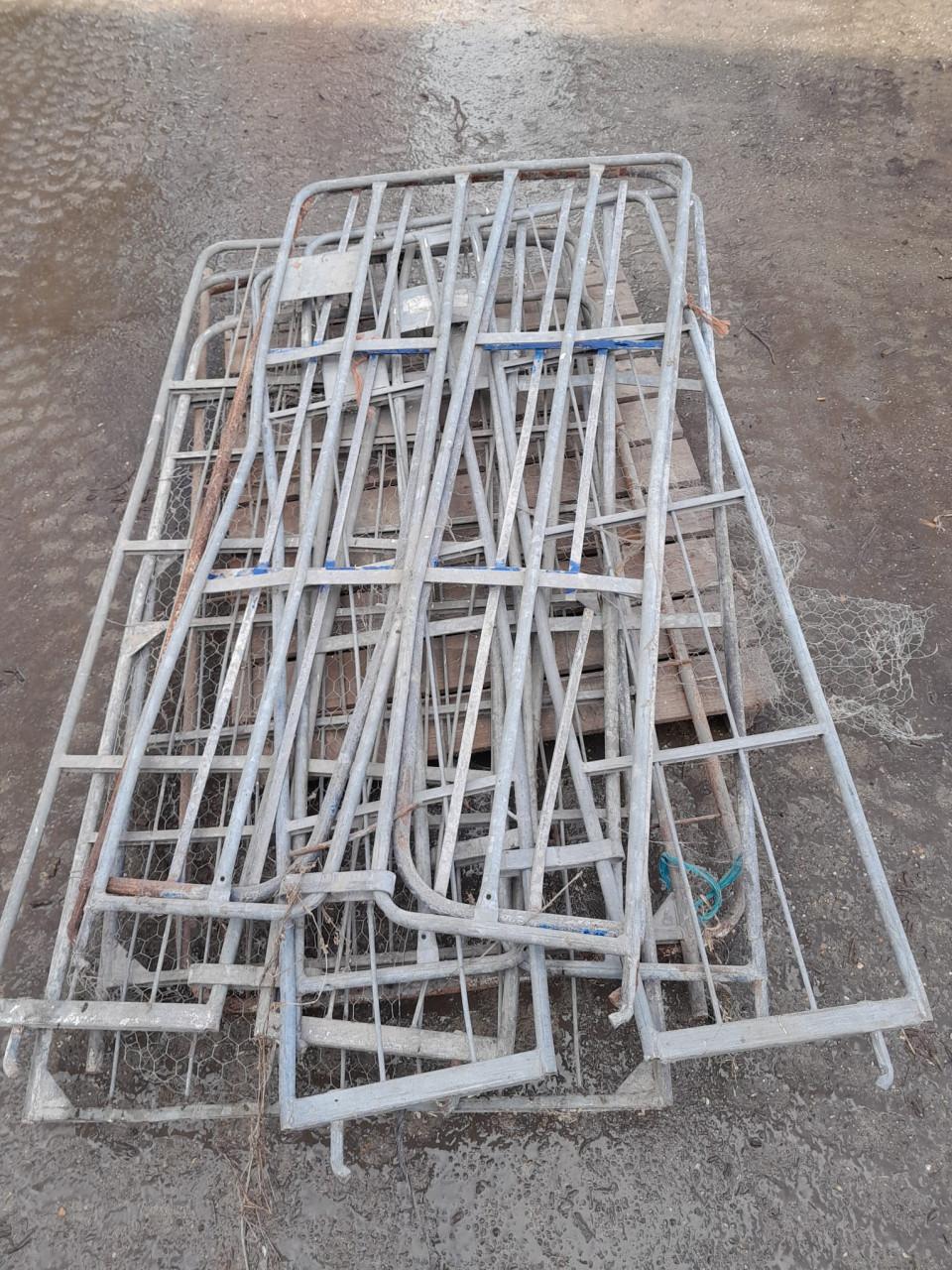 Diverse landbouwmachines en materialen