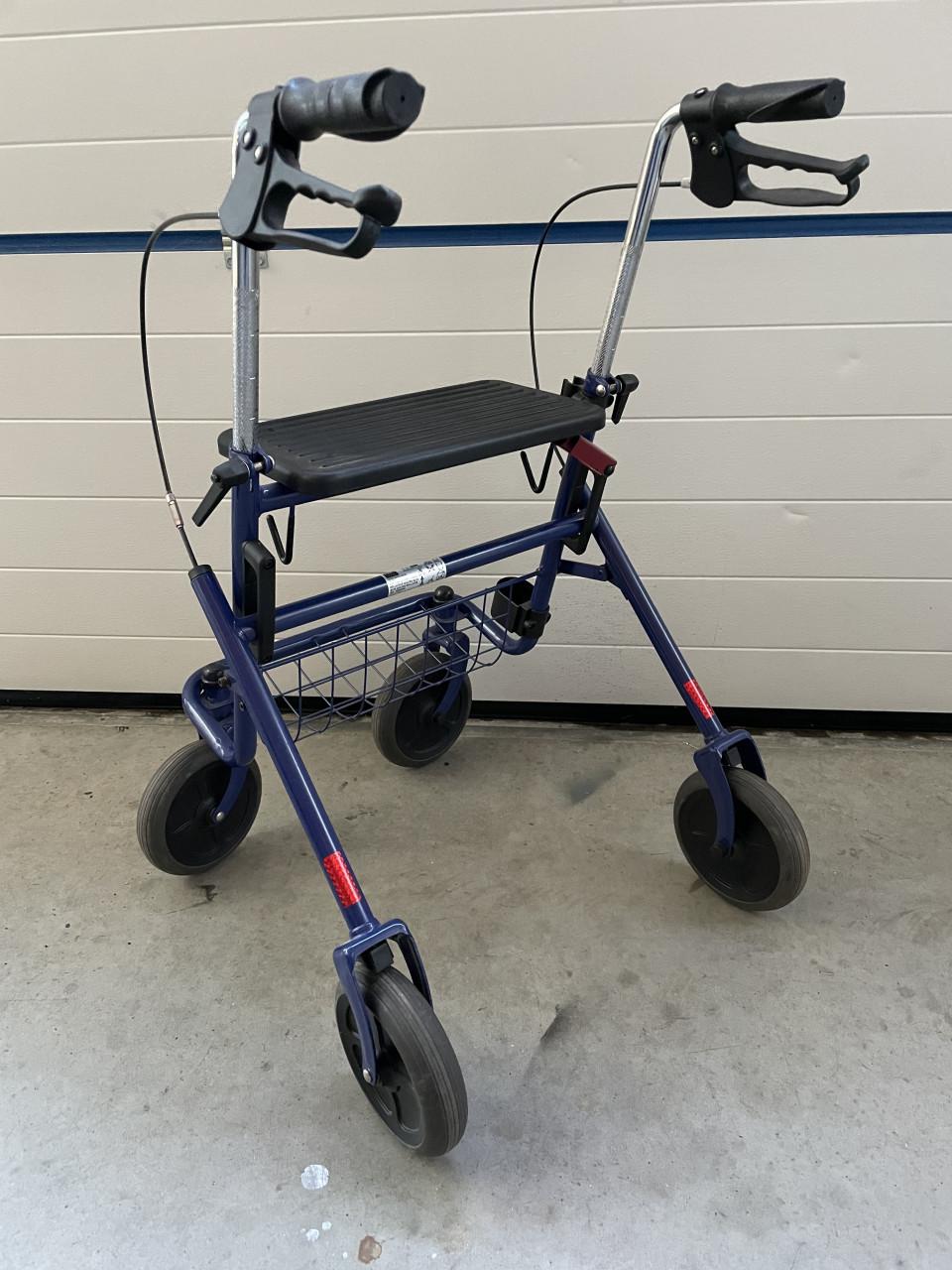 Te koop opvouwbare rollator met dienblad en mandje.