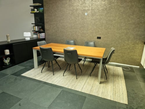 Mooie eettafel.vergadertafel, werktafell met elektriciteits aansluiting