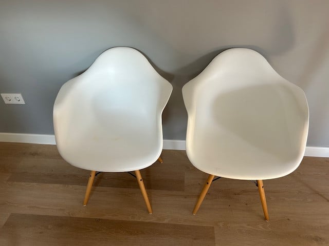 2 witte kuipstoeltjes