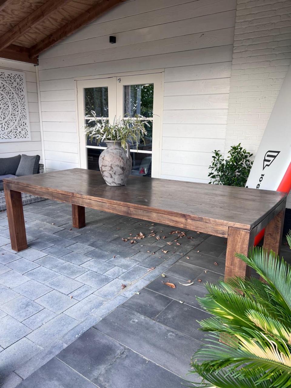 Eettafel met 8 stoelen voor een prikkie