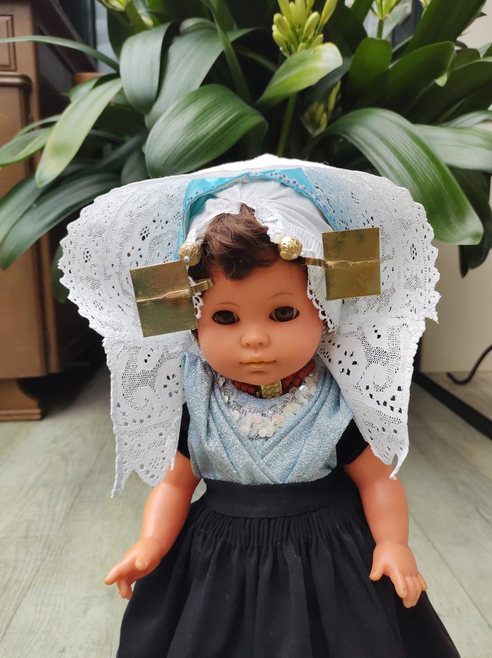 Prachtige pop: Zuid-Bevelandse Klederdracht. Katholiek.