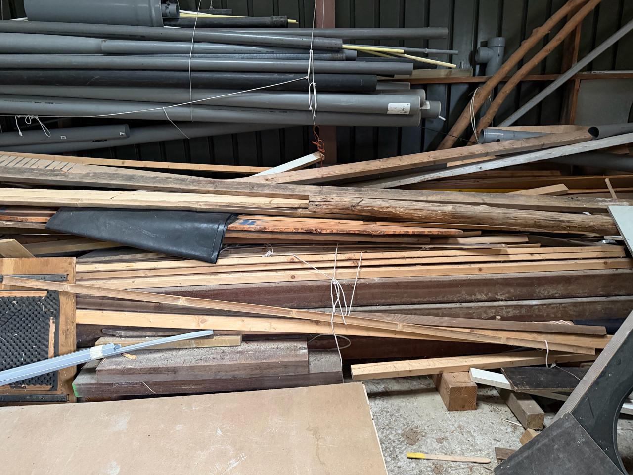Grote partij hout, palen,  planken, hardhouten palen