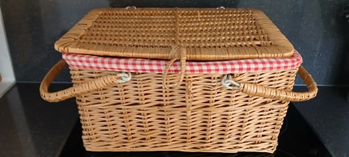 Picknickmand met borden, bekers enz.