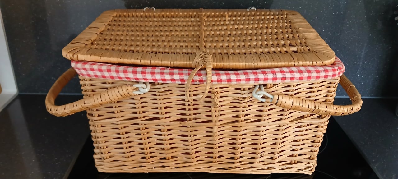 Picknickmand met borden, bekers enz.