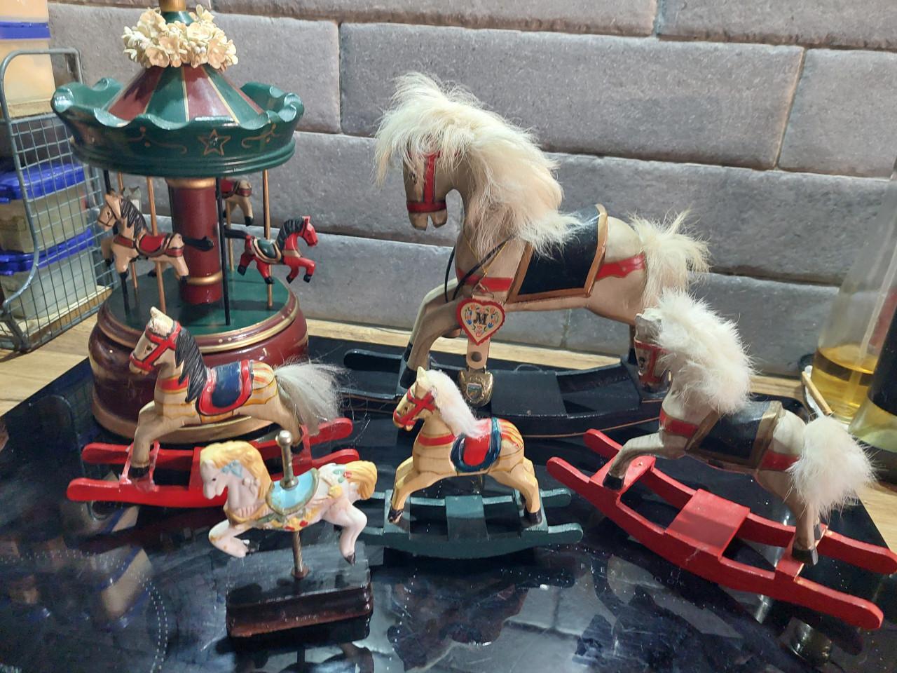 Pakket met draaimolen & meerdere paard(jes)