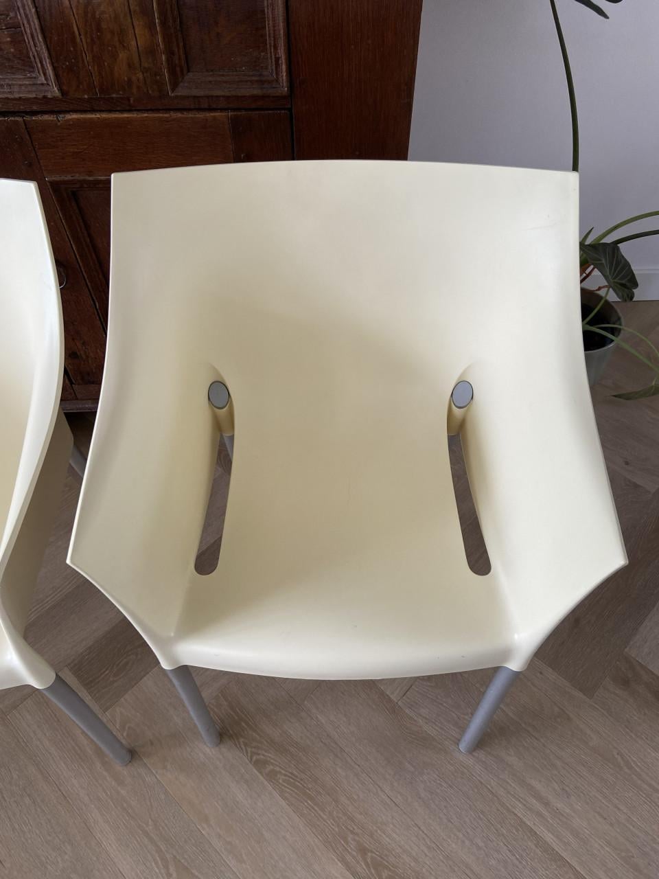 Design kuipstoelen Dr. NO van Philippe Starck, merk:Kartell. (2 stuks).