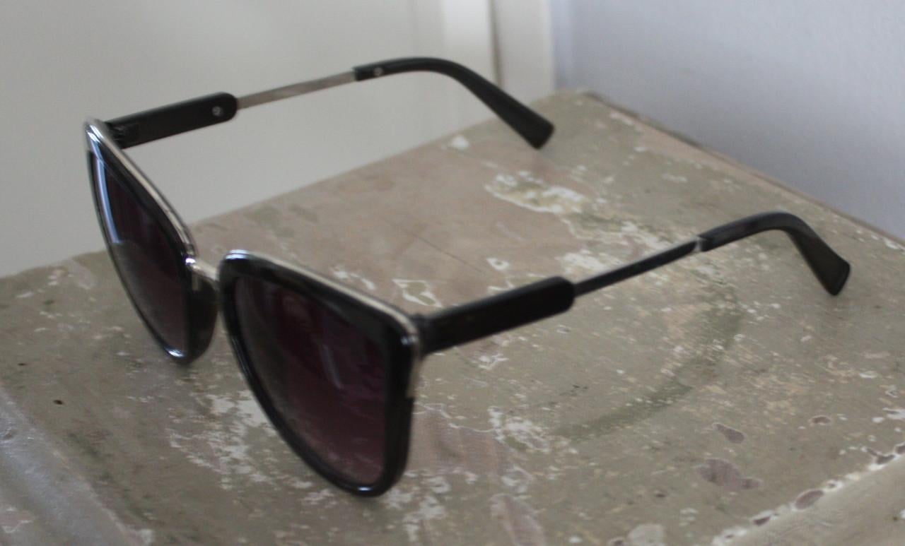 Zwarte zonnen bril op sterkte