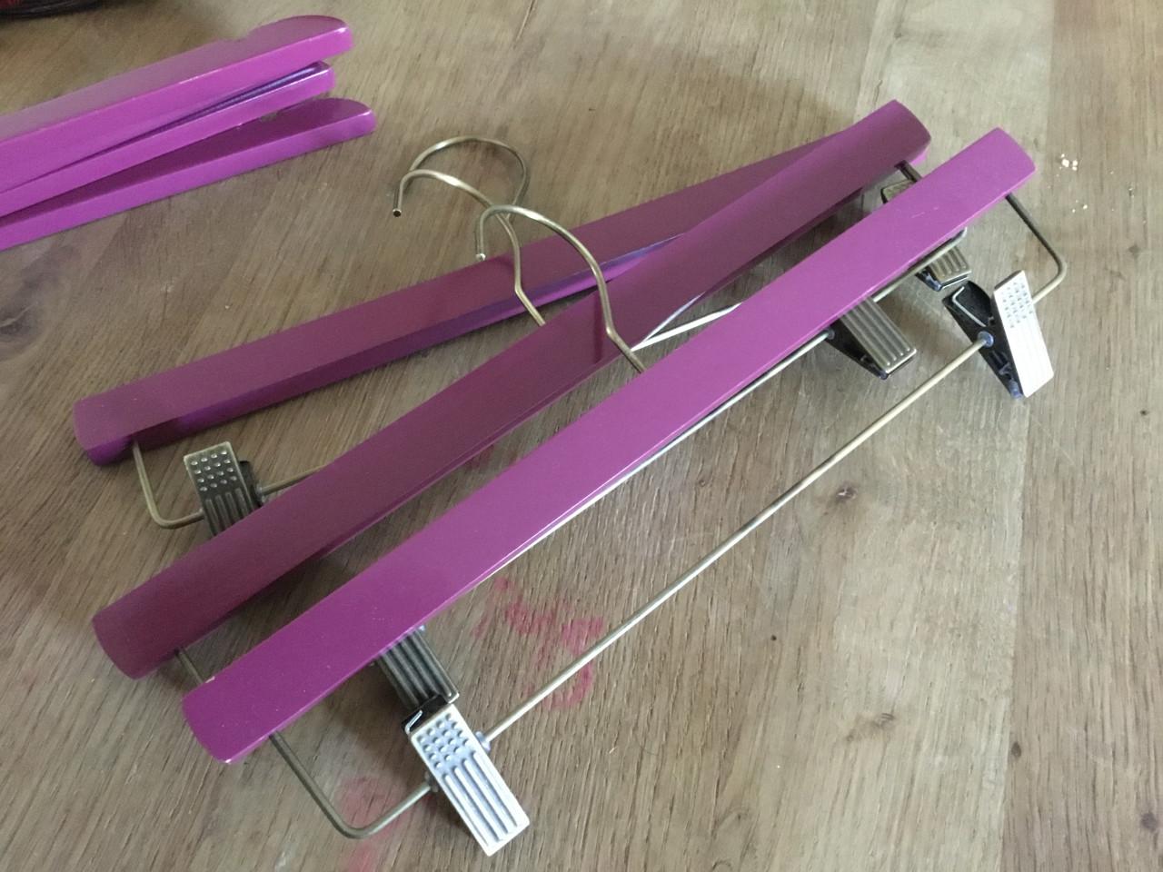 Kledinghanger fuchsia kleur