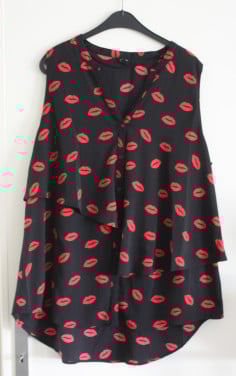 Zwate blouse met rode lippen  maat 52