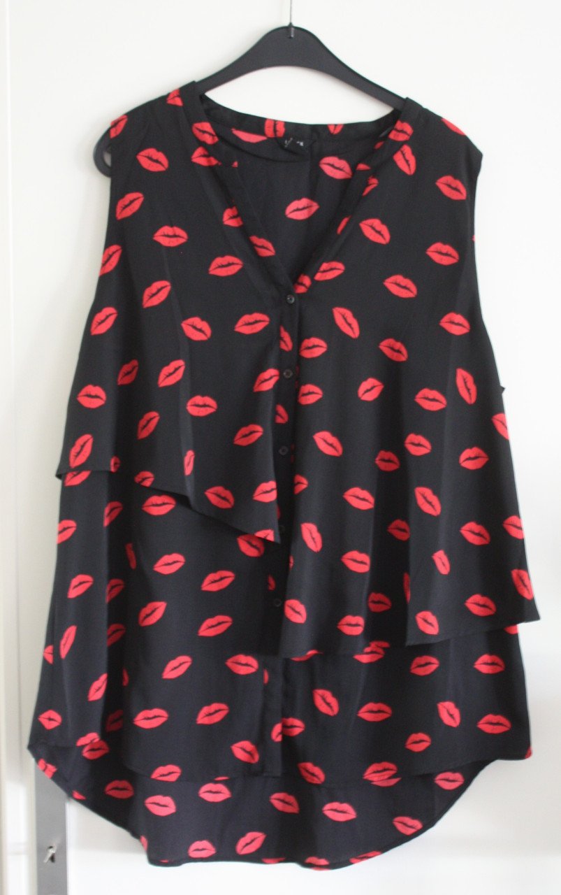 Zwate blouse met rode lippen  maat 52