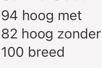 Leuk kastje met spiegel en koperen handgrepen.