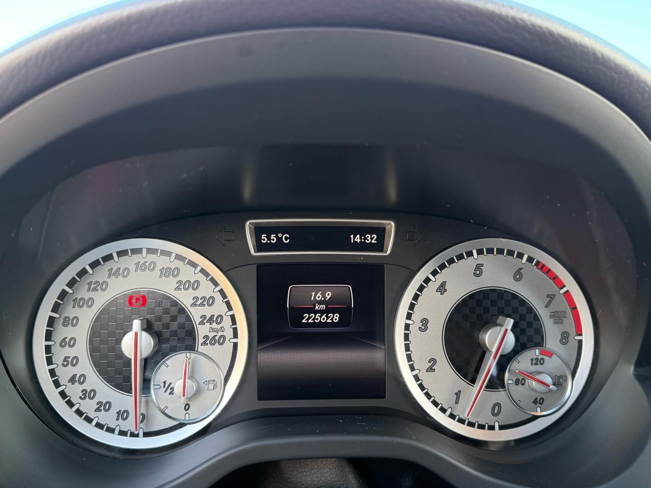 Mercedes-Benz A klasse A180 1.6 2013 Wit AMG pakket