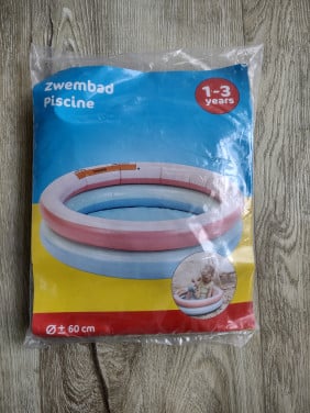 Mooi nieuw opblaasbare zwembad in pastel kleur. Baby zwembad