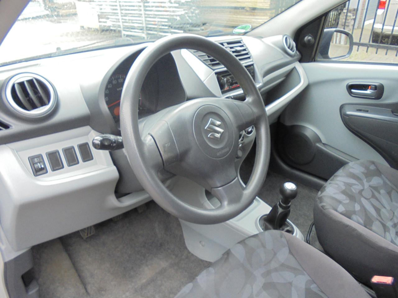 Alto 1.0 I met 121.858 km ,vijf deur uitvoering ,bouwjaar 2009 € 1995
