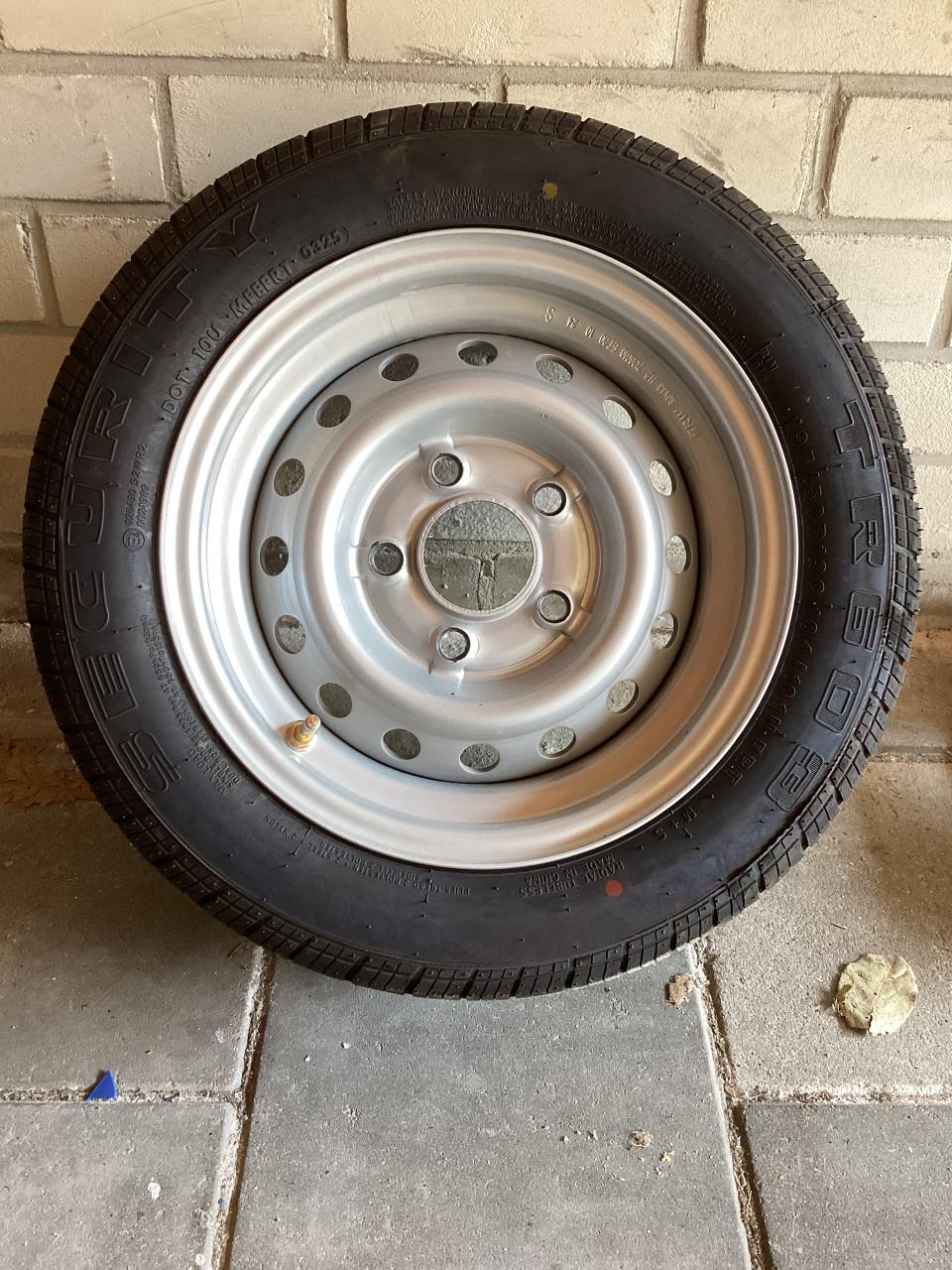 2x nieuwe aanhanger banden