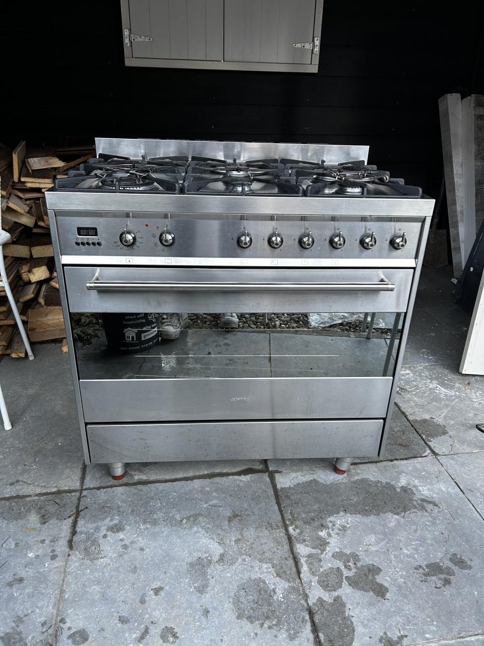 Gasfornuis van Smeg, 6 pitten en grote oven