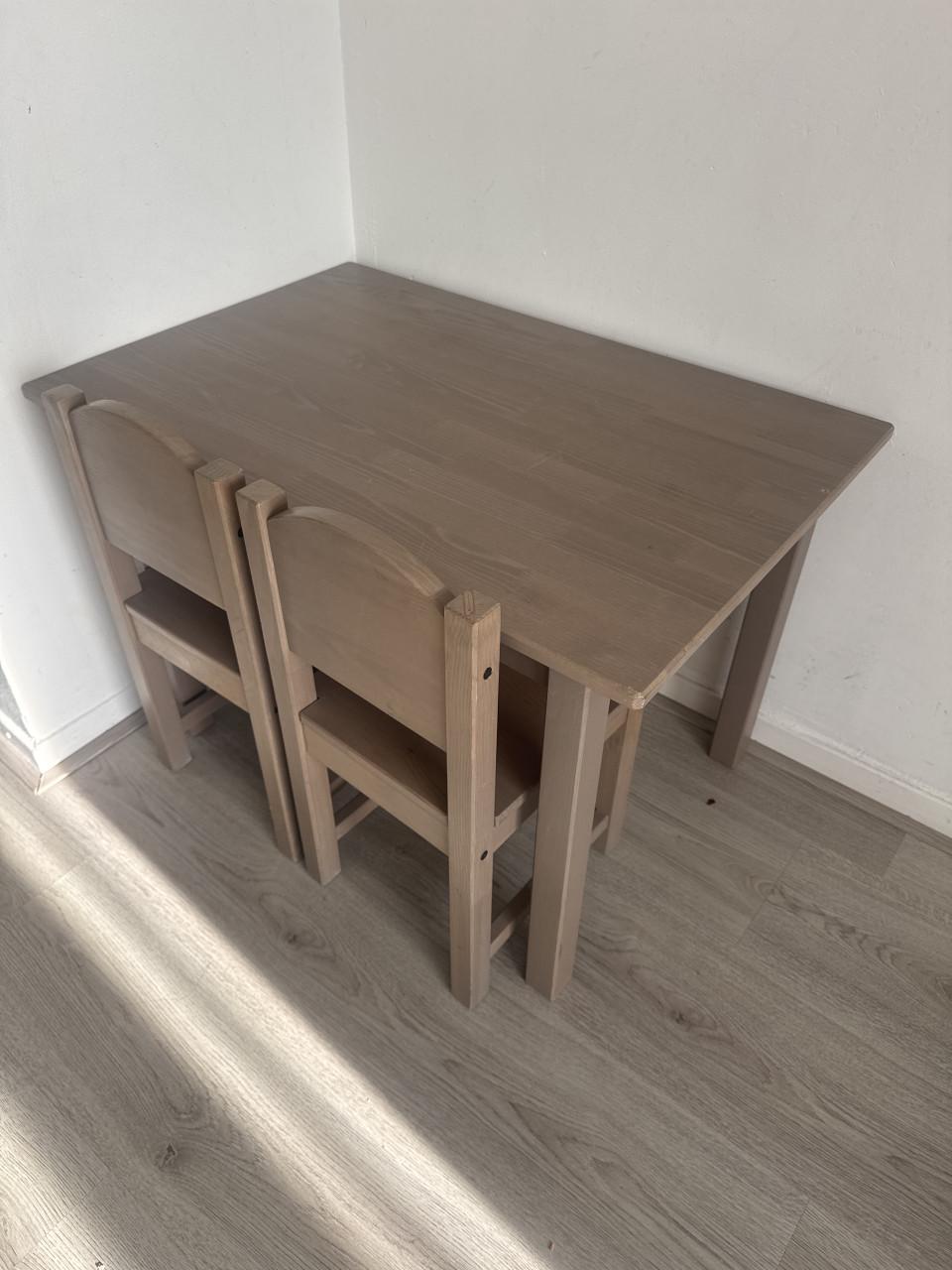 Kindertafel met 2 stoelen