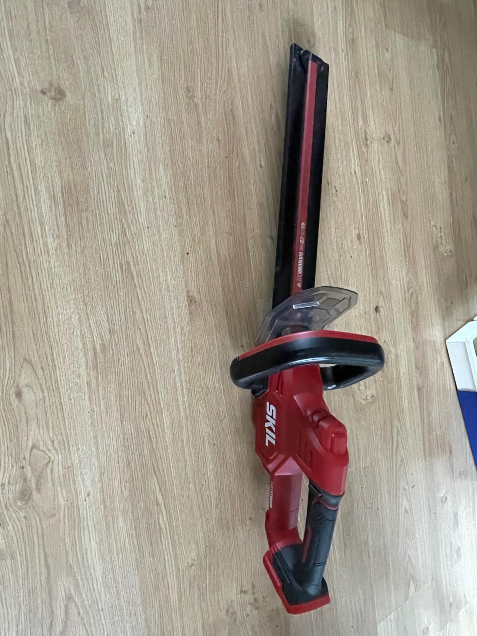 Heggeschaar incl accu + snellader Skil