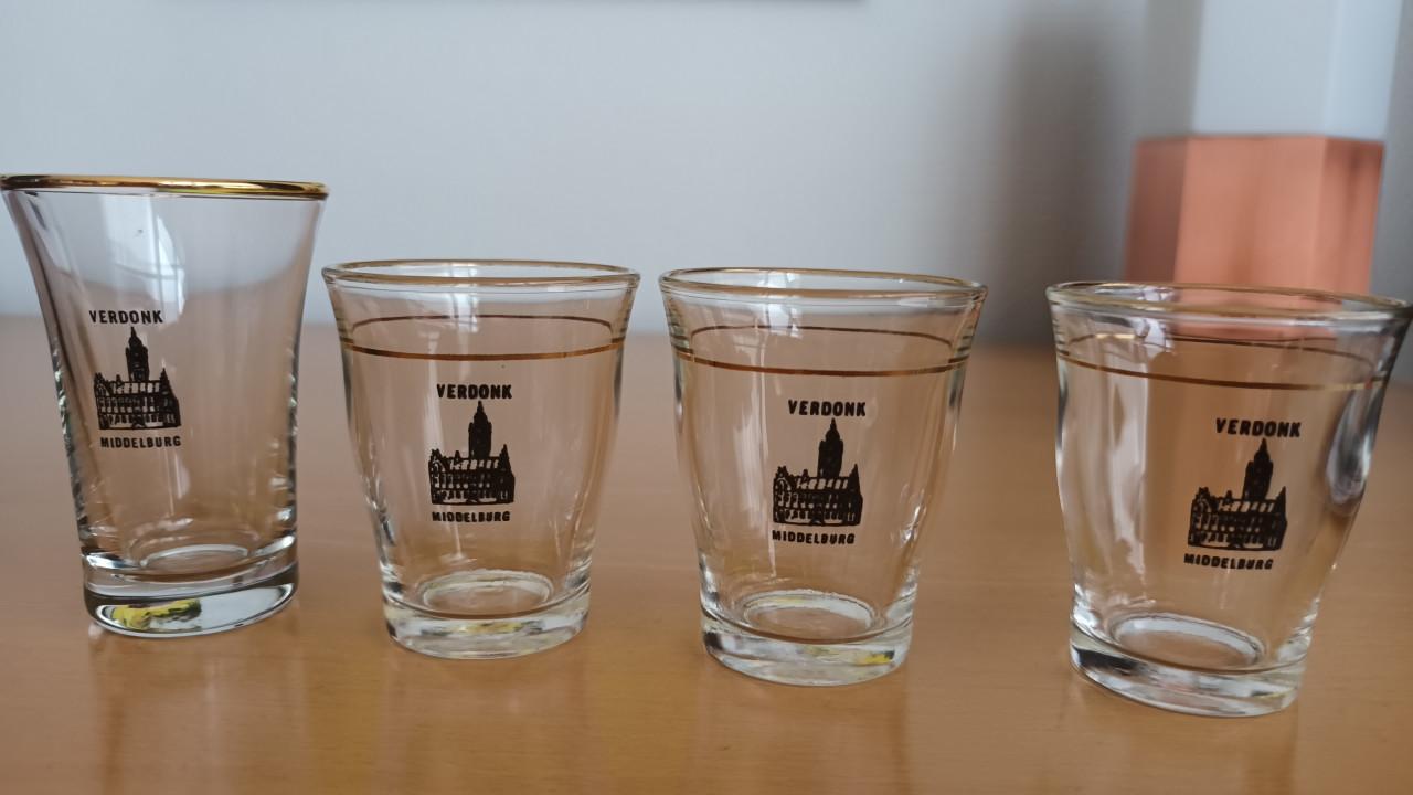 Historische glaasjes van drankenhandel Verdonk Middelburg