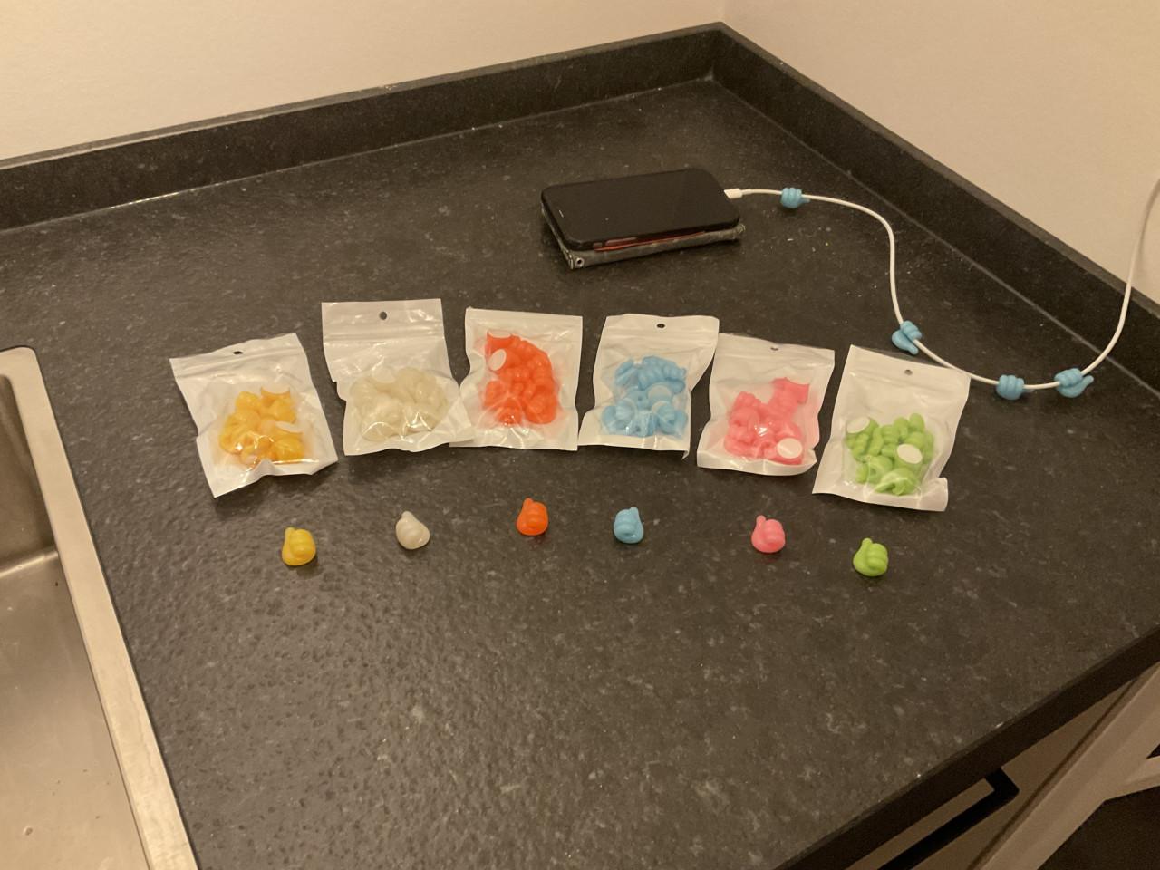 Kabelbevestiger voor telefoon oplaad kabel.