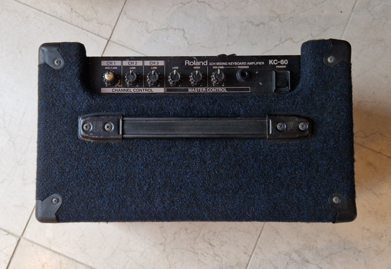 Roland KC-60 keyboard versterker