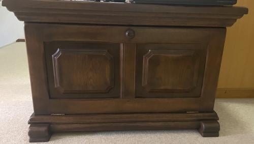 Donker eiken kastje met klep