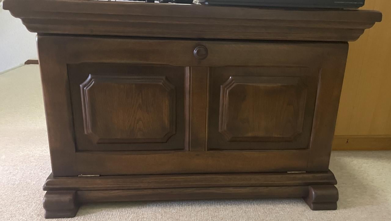 Donker eiken kastje met klep