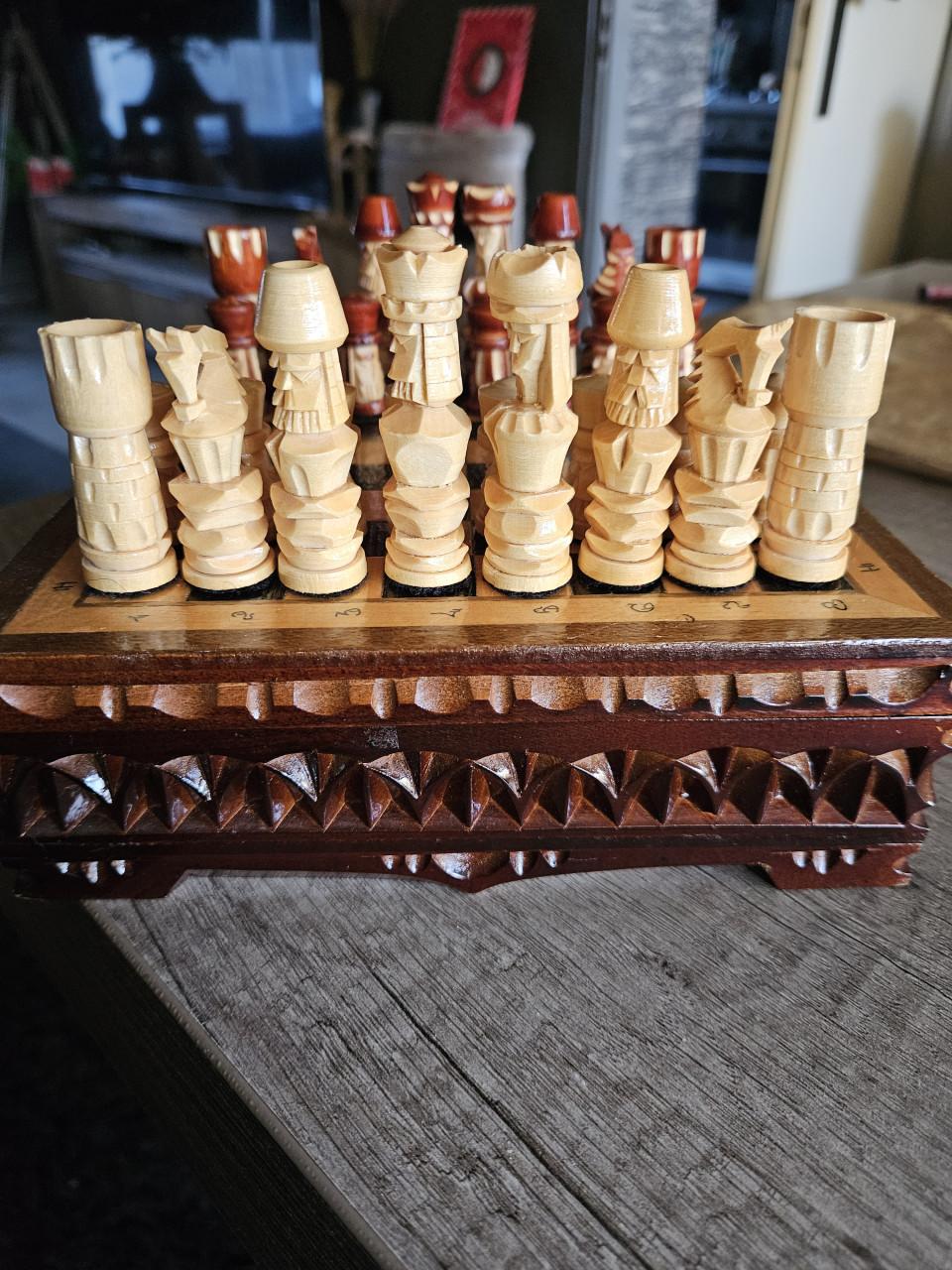 Prachtig handgemaakt houten schaakspel, mooi houtsnijwerk