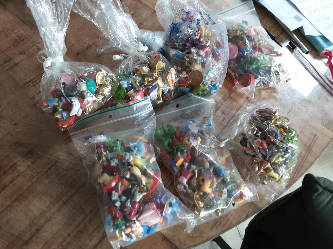 7 zakjes met Disney poppetjes en diertjes en sprookjes figuren samen voor 5