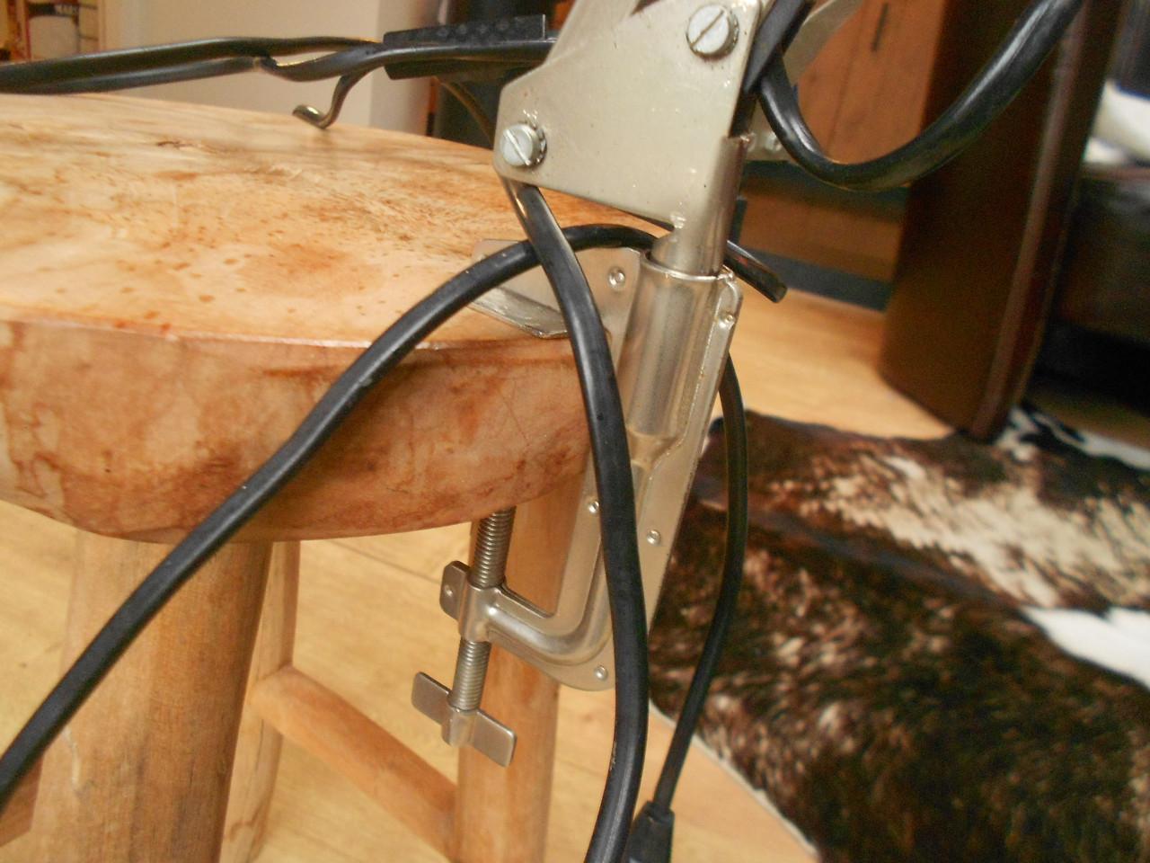 Twee vintage schaar klem lampen.