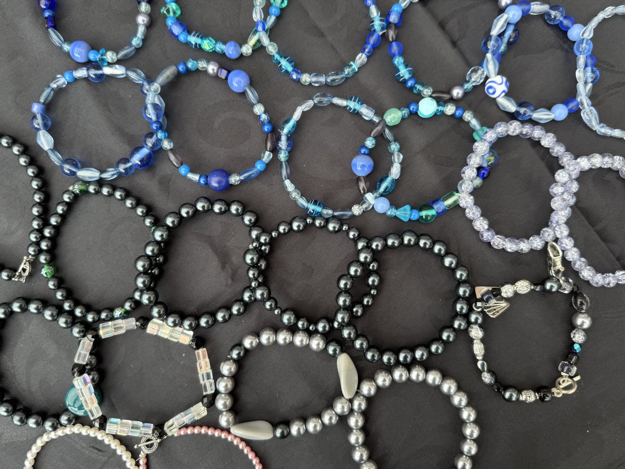 Armbandjes en Sleutelhangers. NIEUW met GLAZEN kralen. Passen altijd.