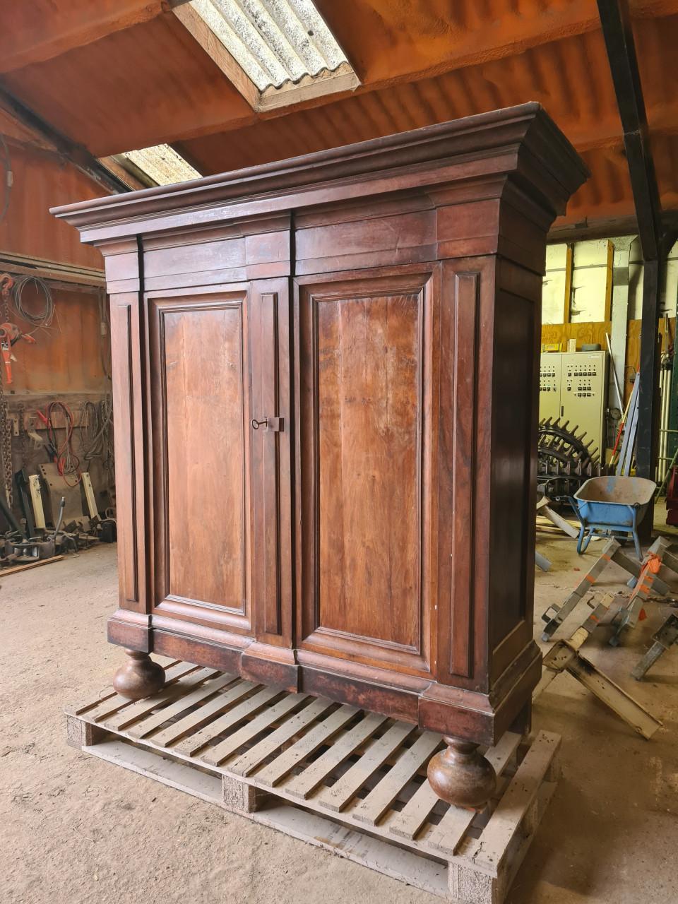 Antieke kast pastoorskast