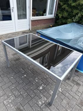 Tuintafel met glazen blad