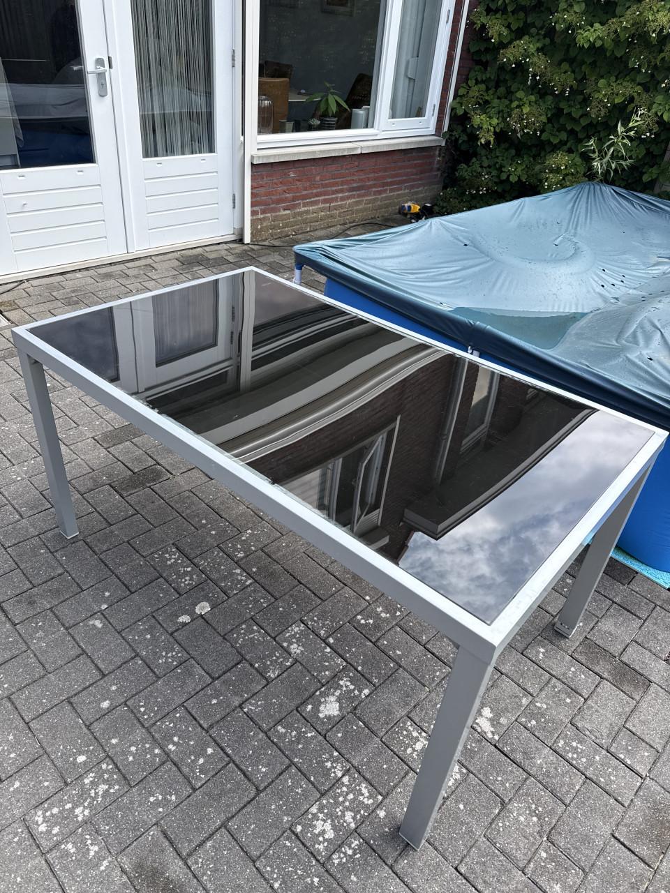 Tuintafel met glazen blad