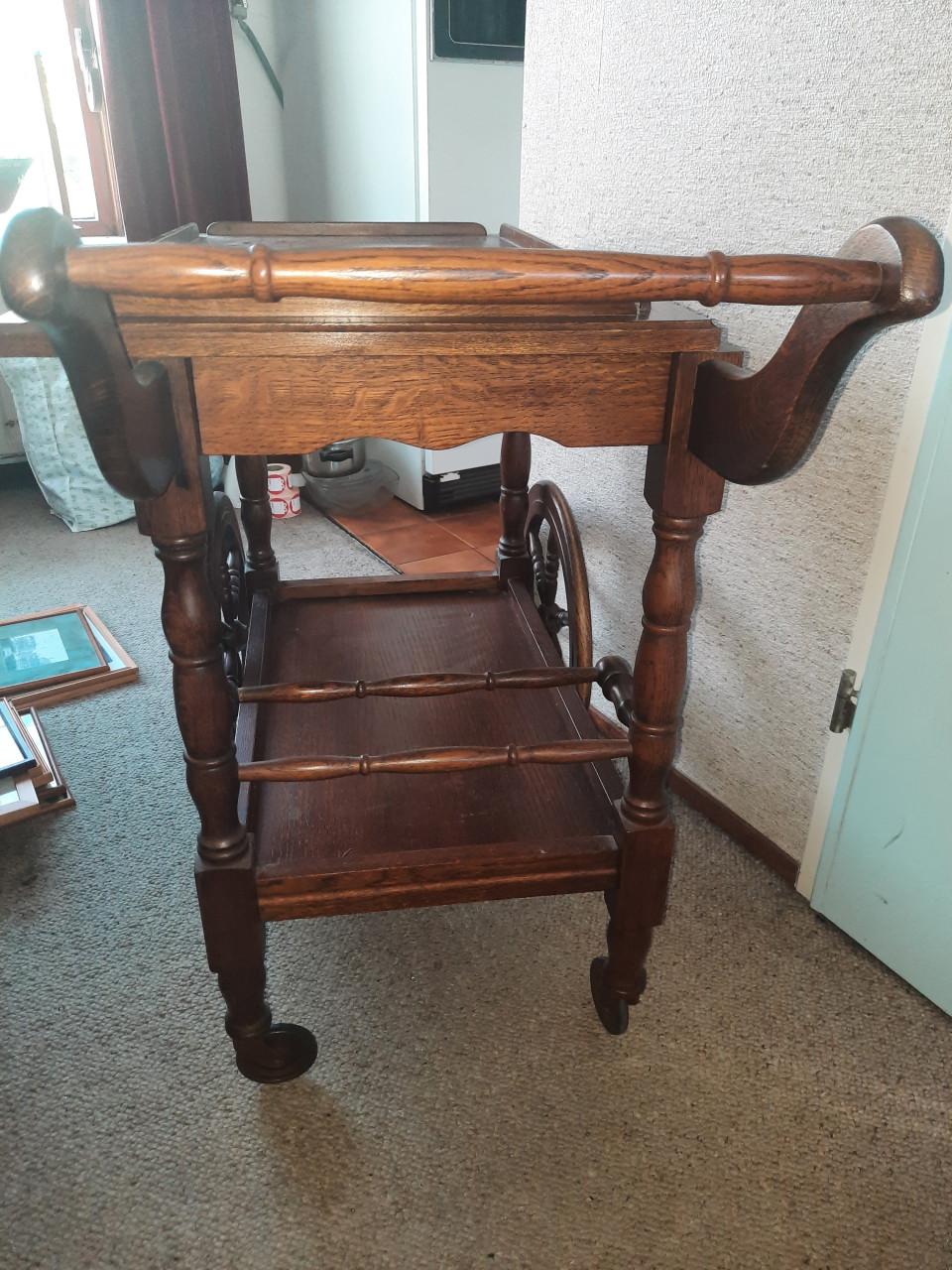 Klassieke houten theewagen