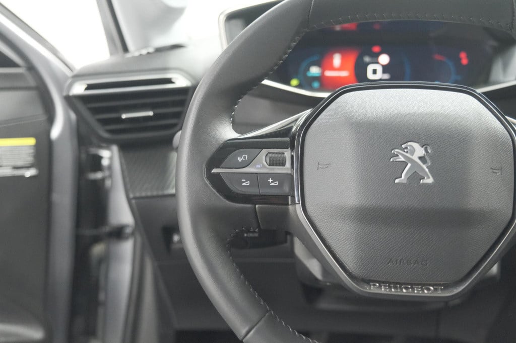 Peugeot 208 puretech 100 allure | camera | navigatie | parkeersensoren | ap