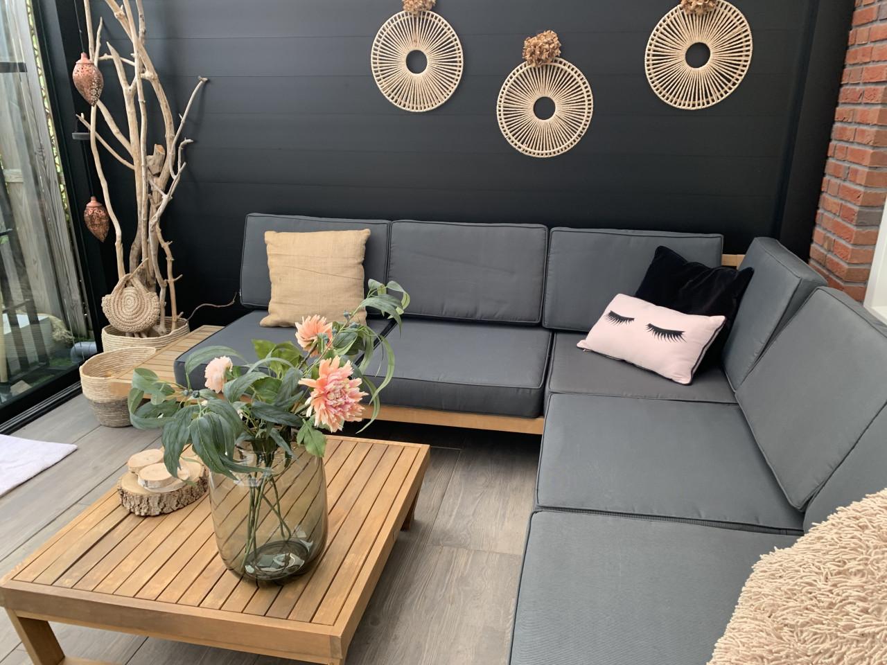 Hardhouten loungeset met kussens en tafel.